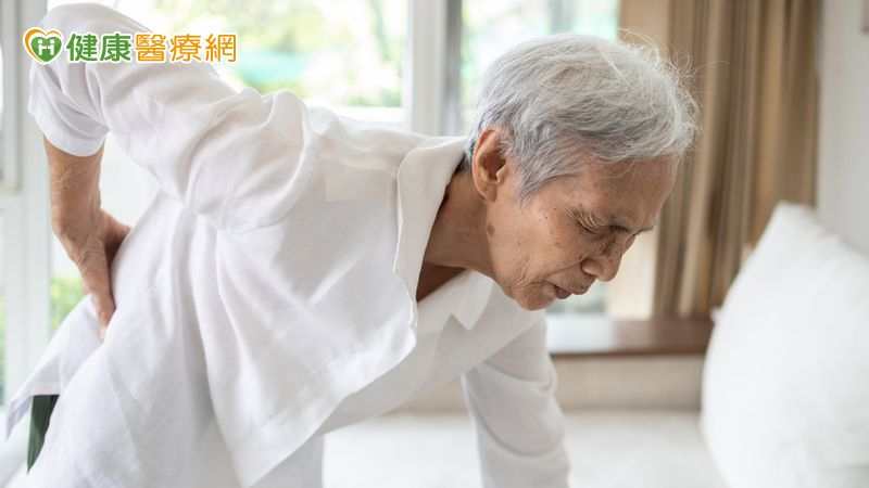 腰痛就醫竟是髖部骨折　醫見「1異狀」助阿嬤重獲行動力's story cover image