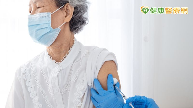 「新冠」疫情還沒完！　醫籲：逾65歲等高風險者應儘早接種疫苗's story cover image