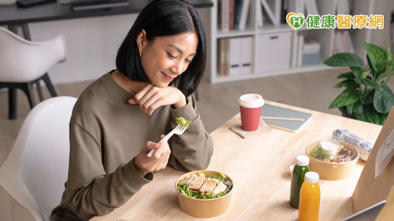 不再一味節食！「直覺飲食」重新聆聽身體訊號　與情緒性進食有何區別？'s story cover image