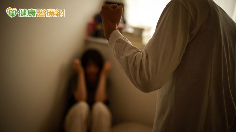 老人受暴通報年破2萬！衛福部：子女施暴占5成　113專線守護被害者's story cover image