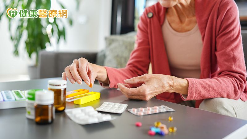 「多重用藥」不只看吃幾顆藥！藥師示警：「隱形用藥」風險常被忽略's story cover image