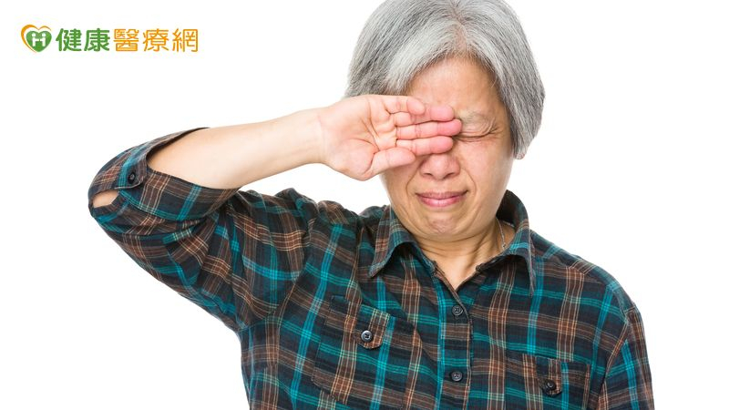 人工淚液點到角膜破皮　就醫才知元兇是乾眼症's story cover image