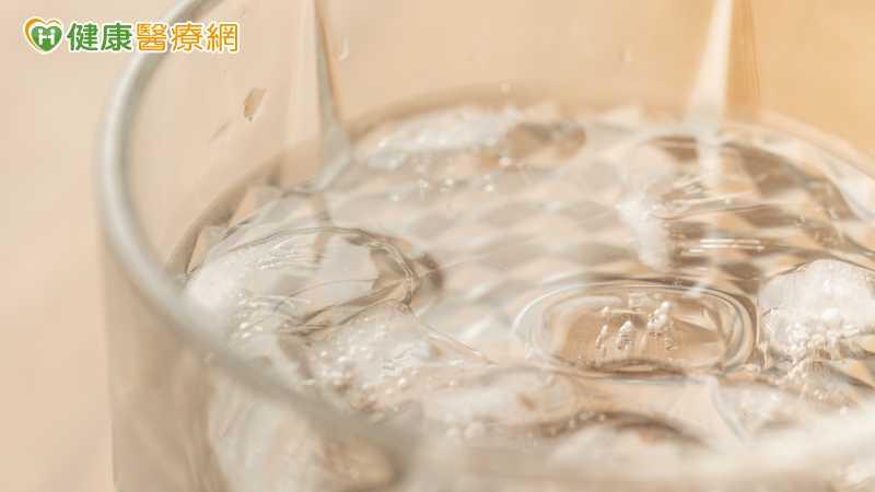 鹼性水比一般水更健康？專家示警：長期好處證據仍有限's story cover image