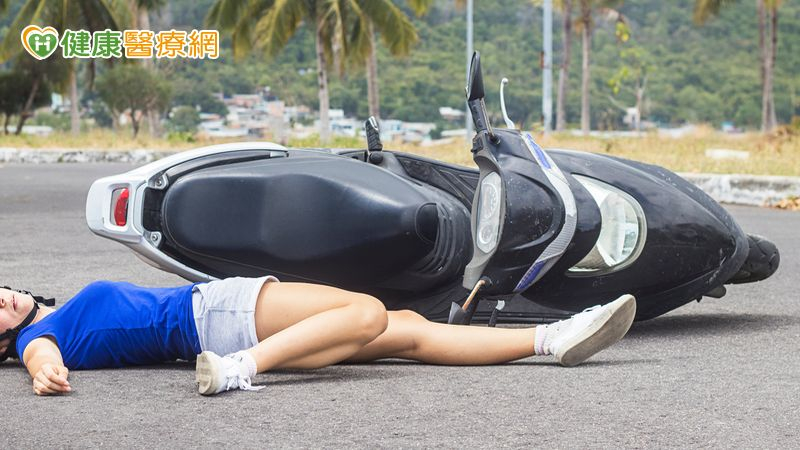 騎機車自摔「腦動脈瘤破裂」中西醫整合治療助順利出院's story cover image