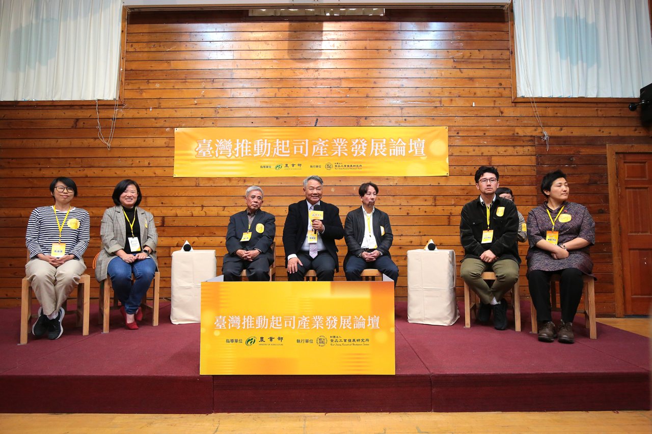 起司論壇 01》日本酪農打團戰，政府出力扶植，透明溫柔日式起司，市佔率達10%'s story cover image