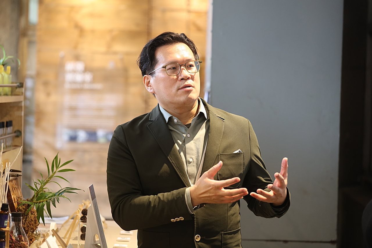 台灣米前進巴黎羅浮宮！許智傑萃取高雄 147 香氣做護手霜，搭配白米進全球's story cover image