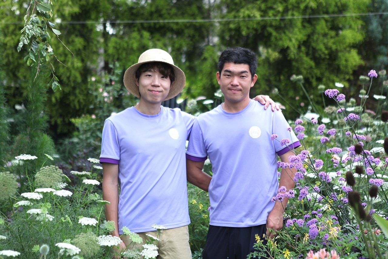 花美男二人組，立志當國際育種家，長壽花「夜后」桃紅寶石，矮牽牛成薰衣草之夢