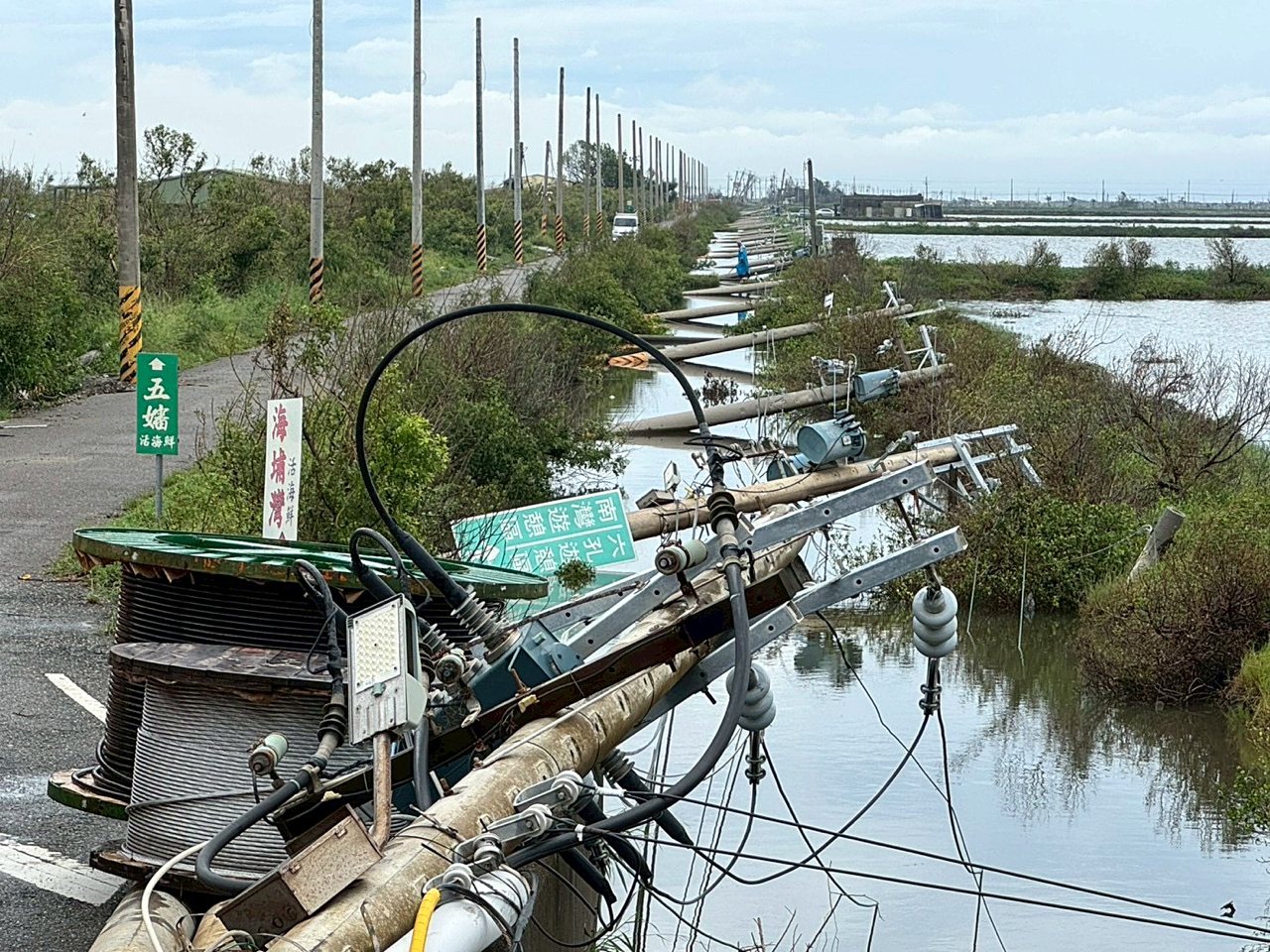 電網韌性 01》電線桿地下化十年牛步，台電認沿海不可行，但桃園、七股綠能區已地下化's story cover image