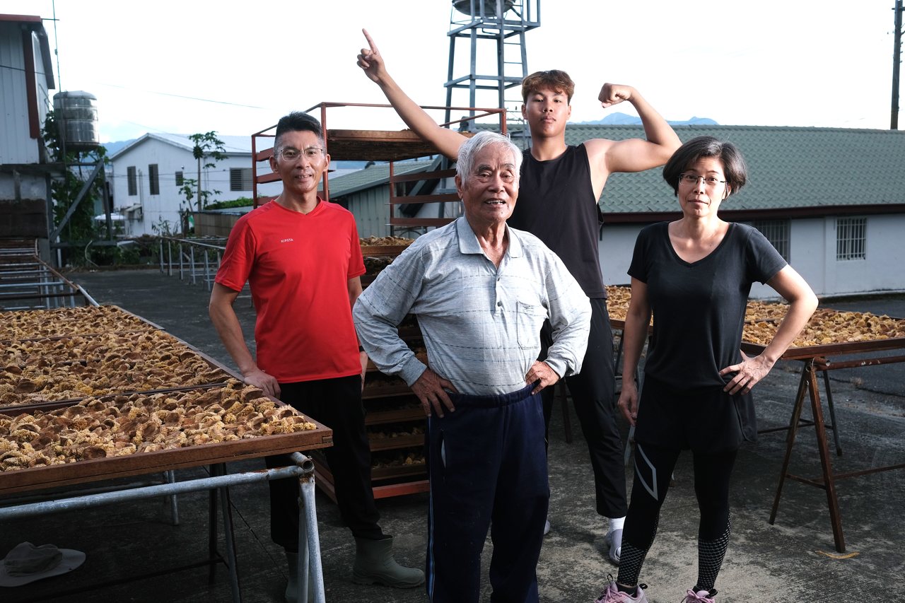 三代聯手痴愛玉，阿公守護山林，兒女將愛玉結合咖啡、燒酒雞，孫子返家玩愛玉's story cover image