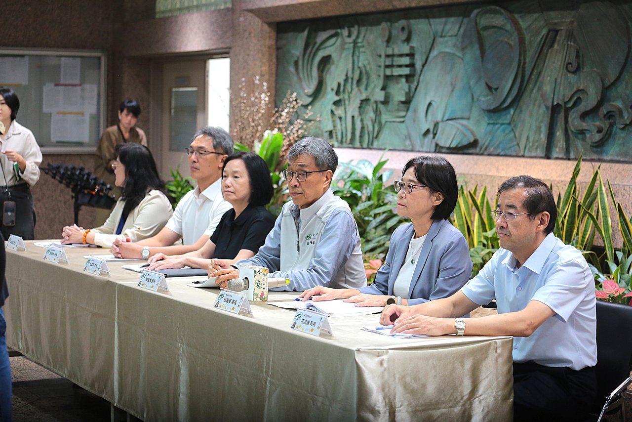 台灣爆發首例非洲豬瘟，病毒來源待確認，禁載禁運五天，禁用廚餘養豬's story cover image