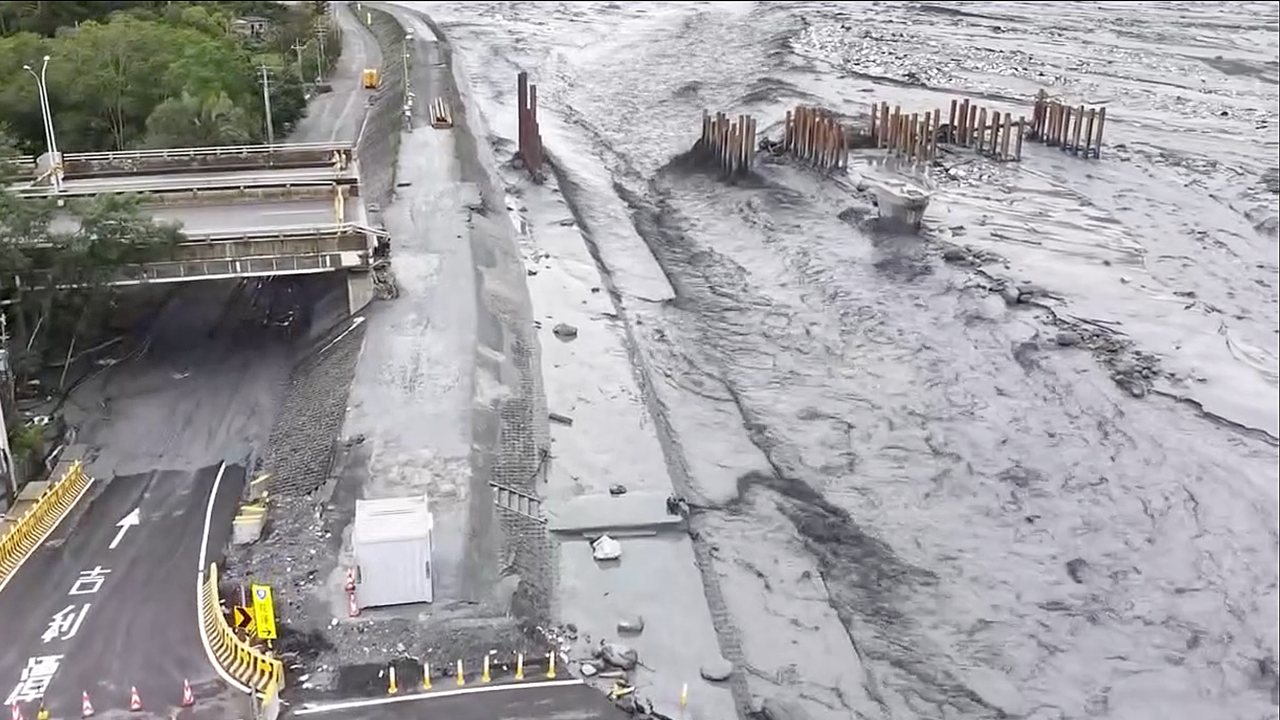 鳳凰颱風》撤離訊息混亂，光復鄉民疲於奔命，長期安置紙上談兵，臨時逃難何時終止？'s story cover image