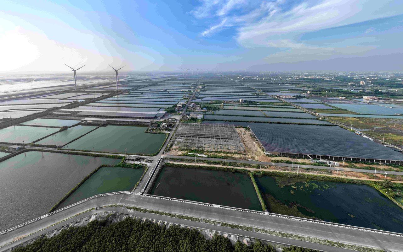 風光漁電重壓芳苑，漢寶文蛤專區開發40公頃室內漁電養蝦，免環評引地方爭議's story cover image