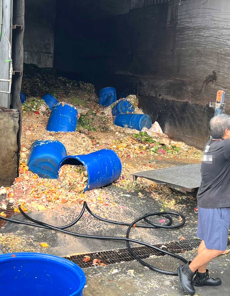 廚餘清運引爆豬農怒火，中央政策未明，豬農卻需裝置監控設備GPS，當免費救火隊's story cover image