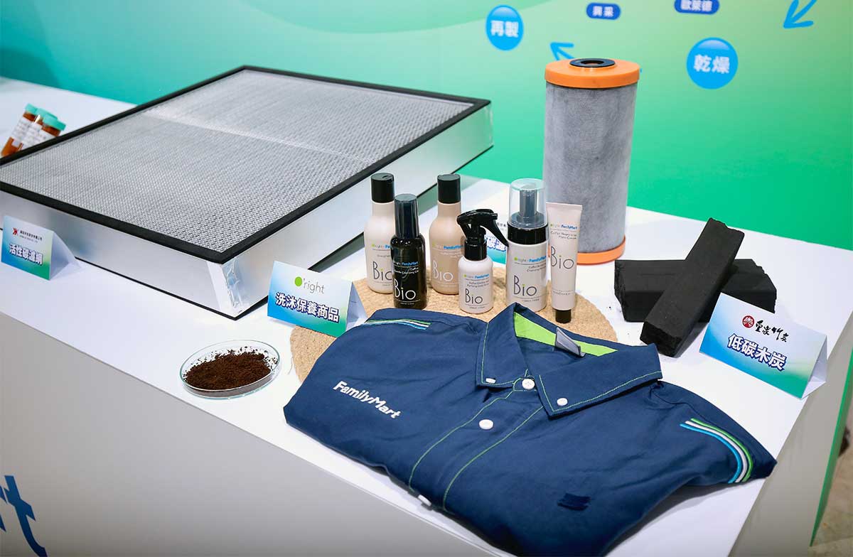 台灣一年丟棄11 萬噸咖啡渣，全家超商取得全台首張特許，「逆物流」打造咖啡渣循環經濟