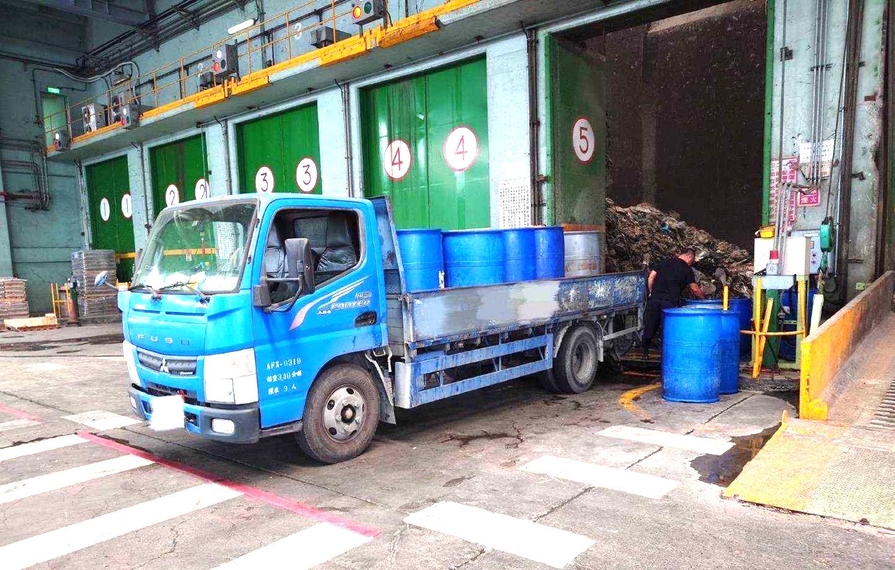 全面禁廚餘養豬，每隻雞至少漲 10元，餐飲清運成本大增，恐推升物價（非洲豬瘟 Day 42，2025）'s story cover image