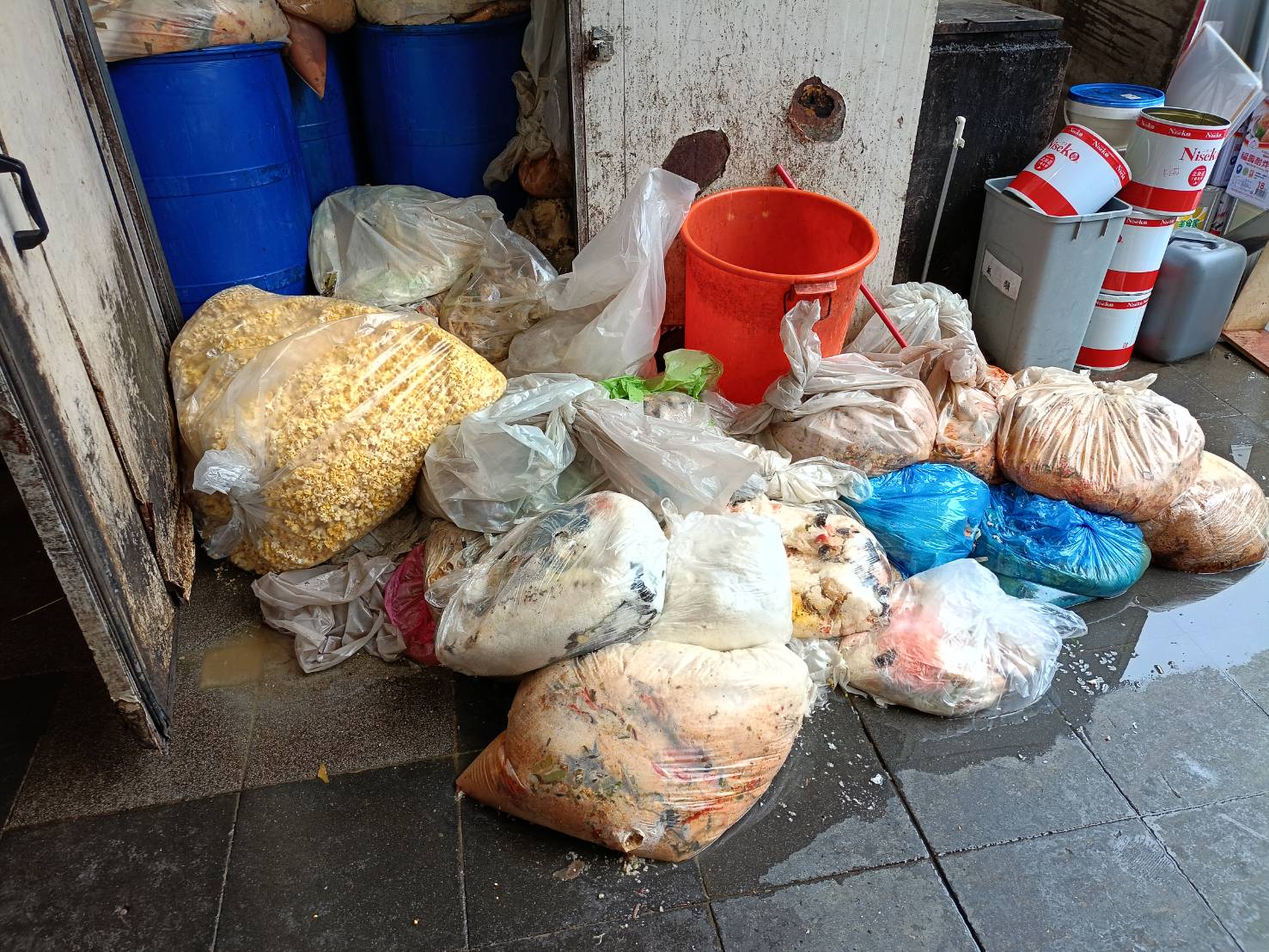 非洲豬瘟Day50》全國都成廚餘谷？養豬戶陸續拒載，清運量能不足，團膳餐飲業跳腳's story cover image