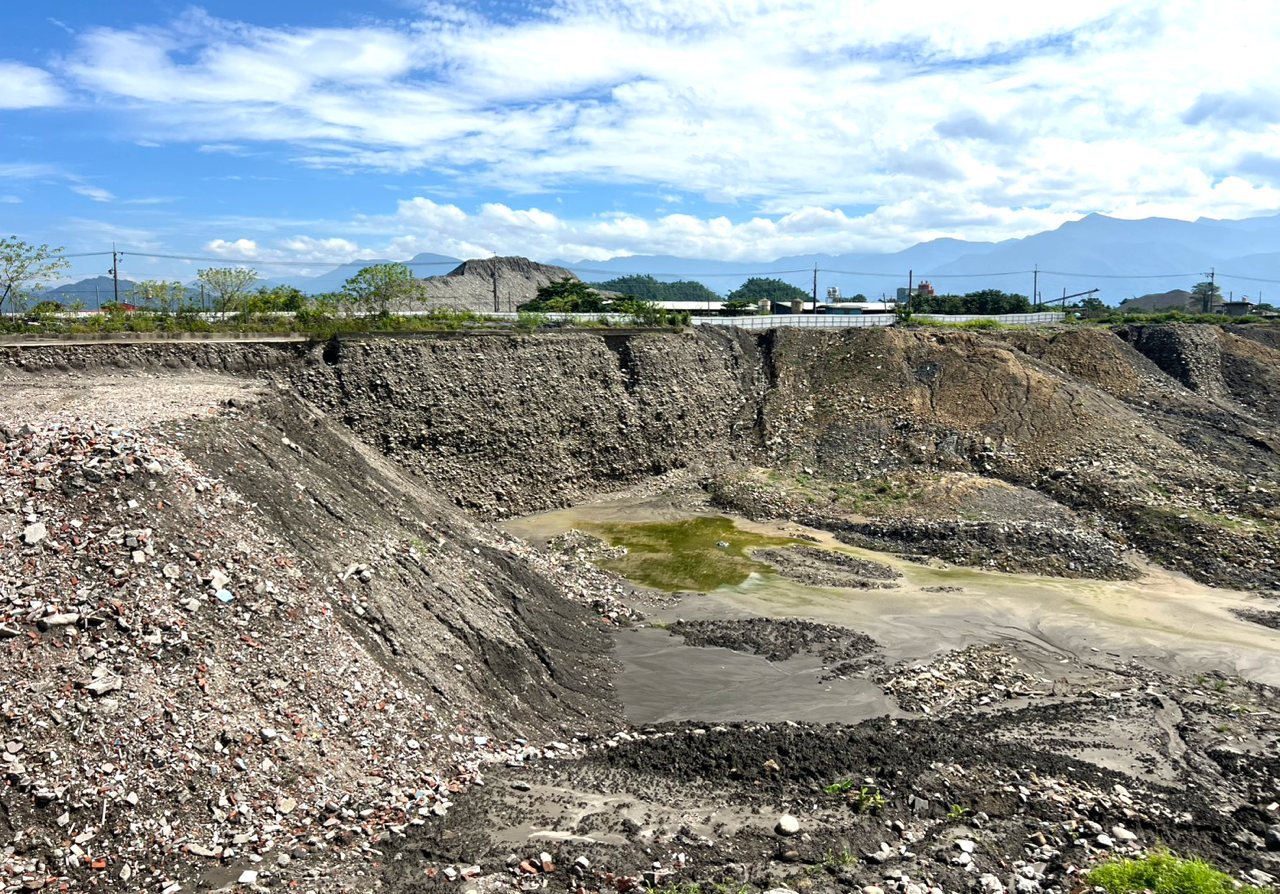 農地大危機，內政部宣佈，營建剩餘土方可回填農地，重金屬與病原風險恐進餐桌's story cover image