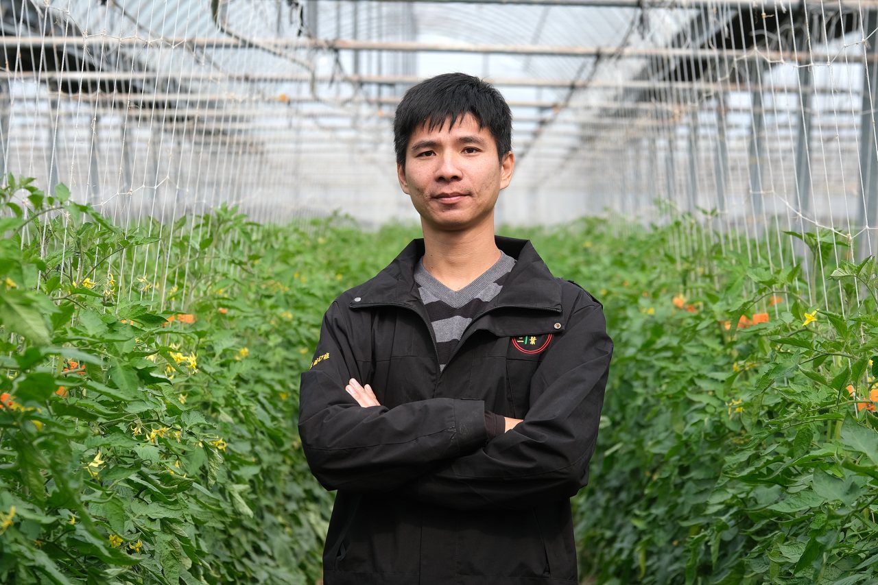 農業是活的科學，林昌達以光合菌為土壤解毒，活化養分，強大作物生命線