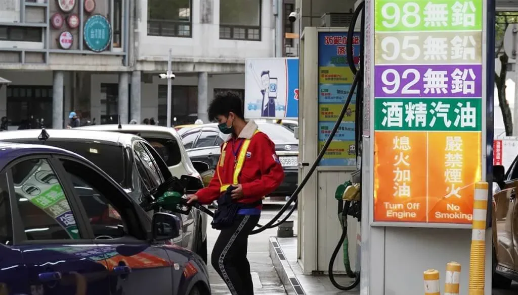 俄烏停戰期待落空 下週汽柴油估最多漲2角's OG Image