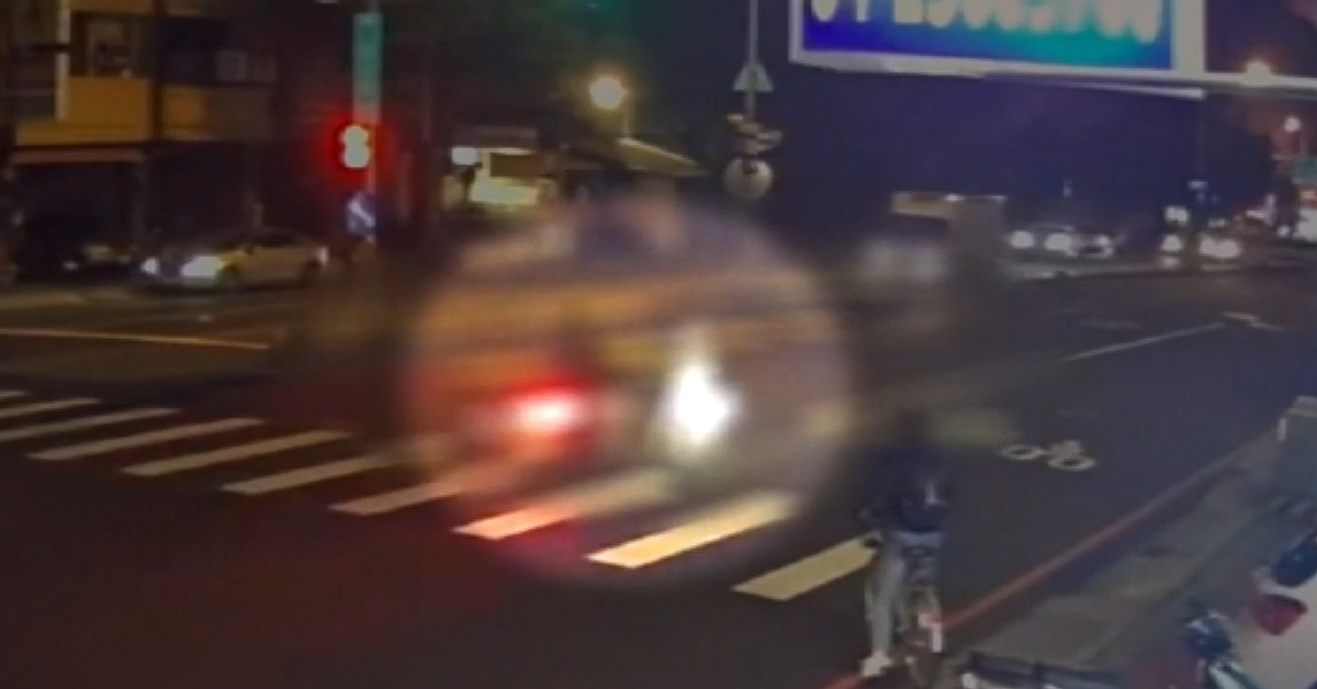 男女走斑馬線「闖紅燈」遭撞飛 機車未停讓罰更重's OG Image