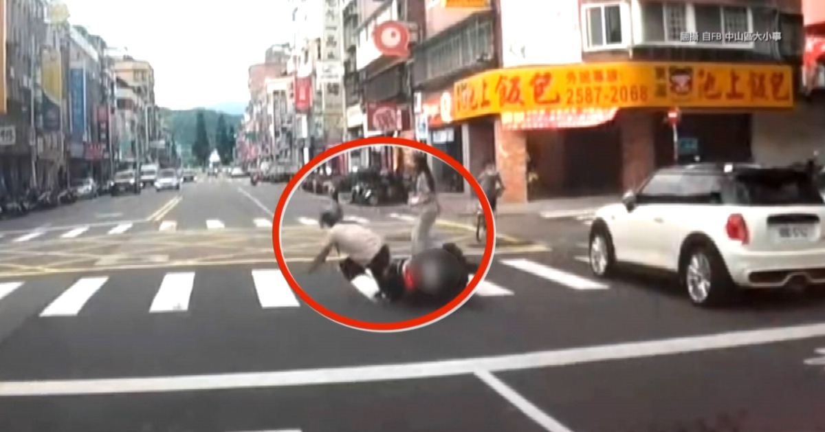 騎士見行人過斑馬線 閃避不及慘摔還絆倒行人's OG Image