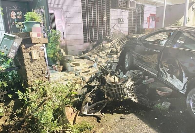 住戶睡夢中被巨響嚇醒「一看整片牆垮了」 宛如災難片!轎車深夜暴衝連環撞's OG Image
