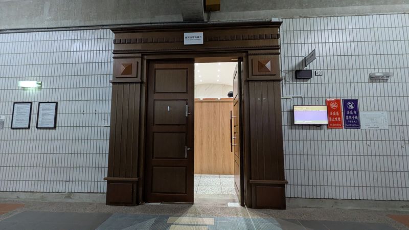 男嬰疑遭生父倒吊撞頭塞木箱凌虐致死案 生母法庭失控怒求判無期徒刑's OG Image