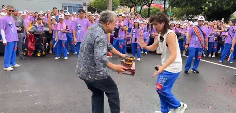 音樂大聲!「濟顛禪師」拿麥克風、播電音讓宮廟接駕 網全看傻:這是廟會還是演唱會?'s OG Image