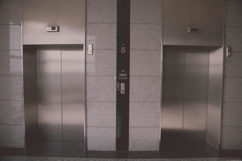 傻眼的教育…2女電梯內「吵架變打架」 母親怒叫幫手「兒子!幫我打」超扯影片曝's OG Image