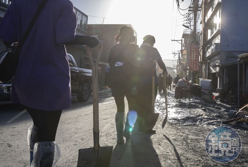 「X 我的遺鏟呢?」光復鄉出現超內卷英雄 喘口氣瞬間失業!網暖到笑:一不注意變無鏟階級's OG Image